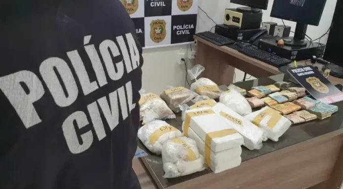 DIC de Araranguá realiza a apreensão de mais de 8kg de cocaína e mais de 2kg de crack; entorpecentes estavam escondidos no canil e um jovem foi preso