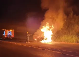Fogo destrói carro na rodovia SC 449 entre Sombrio e Jacinto Machado