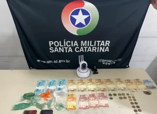 PM apreende droga e dinheiro em boca de fumo em Passo de Torres