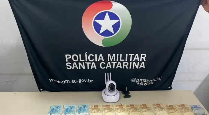 PM apreende droga e dinheiro em boca de fumo em Passo de Torres