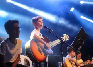 Praia Grande está disponibilizando aulas gratuitas de violão para crianças e adolescentes