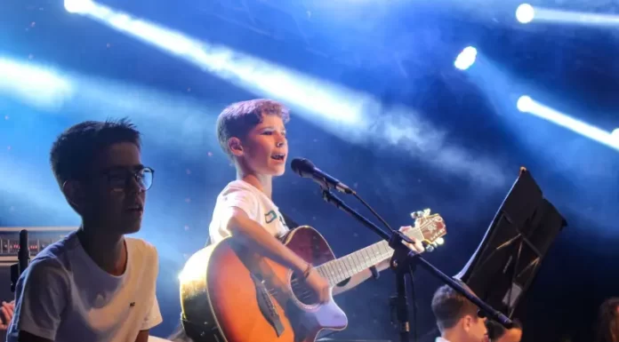 Praia Grande está disponibilizando aulas gratuitas de violão para crianças e adolescentes