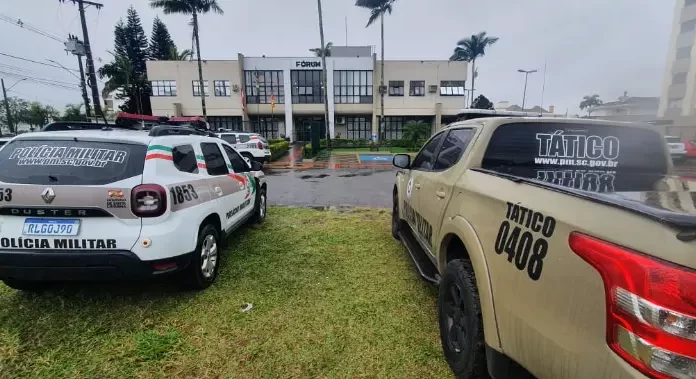 Homem acusado de matar Jhon Bito senta no banco dos réus