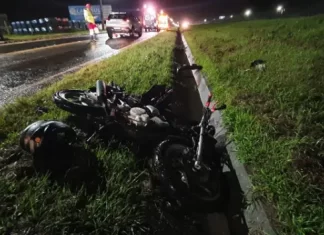 Colisão entre carro e moto deixa homem ferido em Sombrio
