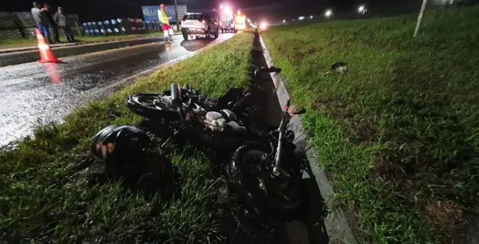 Colisão entre carro e moto deixa homem ferido em Sombrio