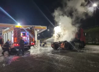 Populares somam força para apagar fogo em carreta em Santa Rosa do Sul