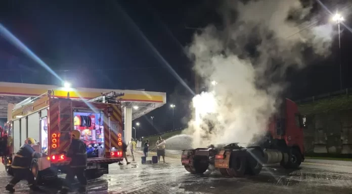 Populares somam força para apagar fogo em carreta em Santa Rosa do Sul