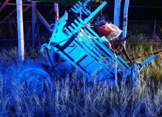 Colisão de carreta com carroça por pouco não acaba em tragédia no município de Sombrio