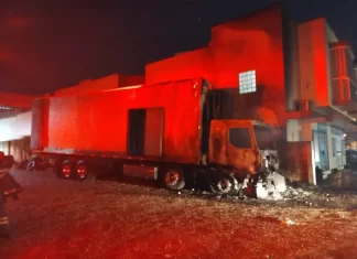 Incêndio em caminhão e registrado pelo corpo de bombeiros em Praia Grande