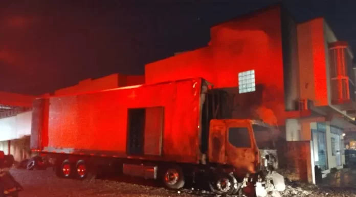 Incêndio em caminhão e registrado pelo corpo de bombeiros em Praia Grande