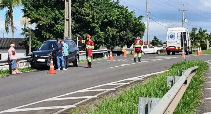 Colisão em BR 101 deixa mulher ferida em Sombrio