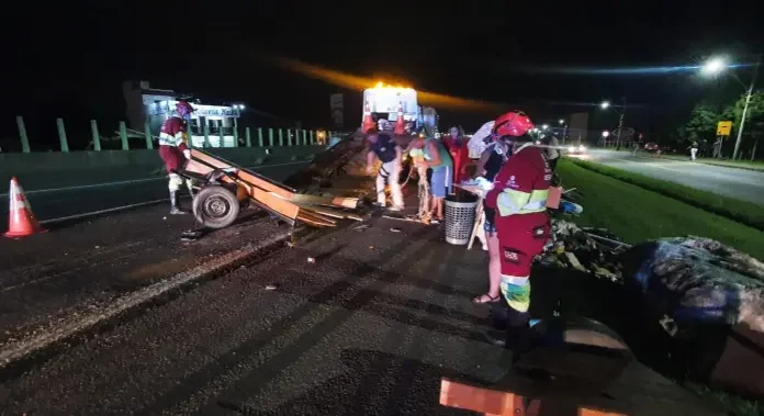Colisão envolvendo três veículos deixa trânsito lento na BR 101 em Sombrio