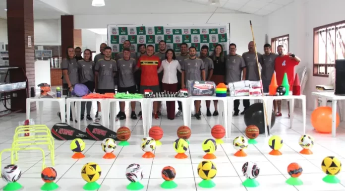 Futuro do Esporte de Sombrio recebe materiais esportivos