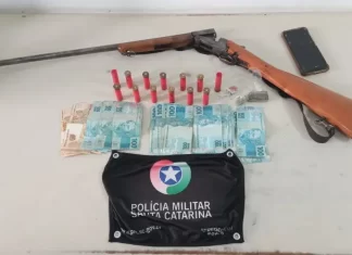 Homem é preso com drogas, arma e munições em Araranguá