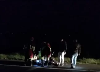 Acidente entre carreta e moto causa congestionamento na BR 101 em Sombrio