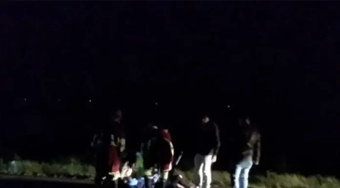 Acidente entre carreta e moto causa congestionamento na BR 101 em Sombrio
