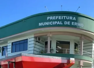 Ermo faz entrega de máquina espalhadeira para Associação de Bananicultores