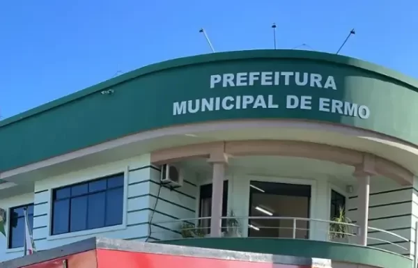 Ermo faz entrega de máquina espalhadeira para Associação de Bananicultores