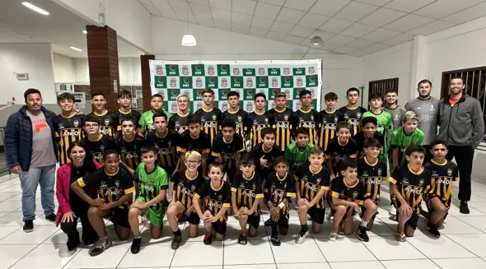 Anjos do Futsal de Sombrio recebem uniformes