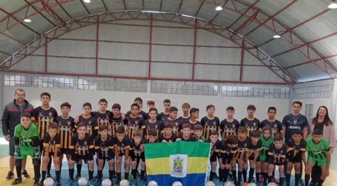 Jacinto Machado: Garotada do projeto Anjos do Futsal recebe uniforme