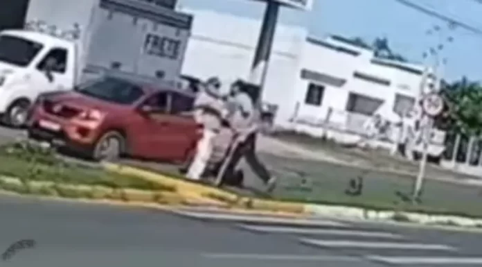 Idoso é agredido após colher flores de canteiro central em avenida