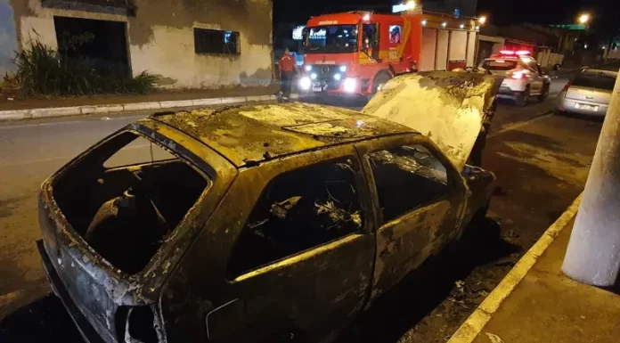 Incêndio em carro assusta moradores em Sombrio