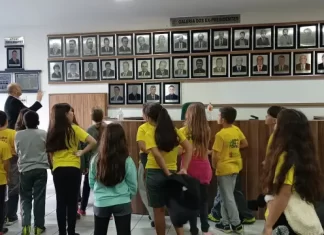 Alunos da Escola Nair Alves Bratti visitam Câmara de Vereadores de Sombrio