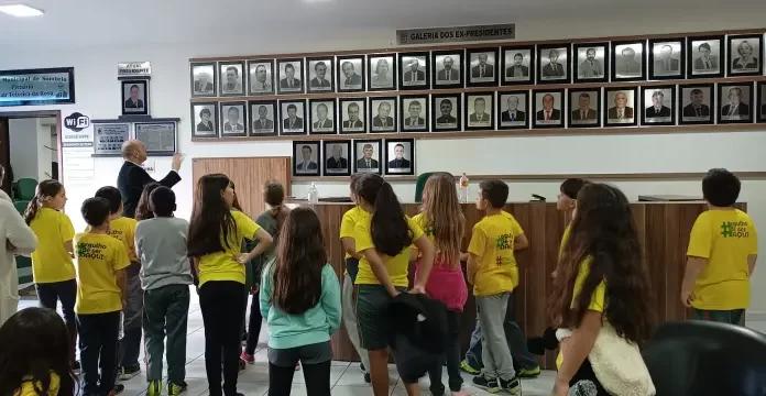 Alunos da Escola Nair Alves Bratti visitam Câmara de Vereadores de Sombrio