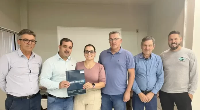 Santa Rosa do Sul entrega matrículas para moradores do distrito de Vila São Cristóvão