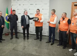 Deputado Tiago Zilli entrega Moção de Aplauso para Defesa Civil de Santa Catarina