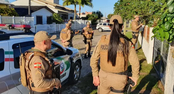 Balneário Gaivota: homem esfaqueia a mãe e mobiliza órgãos de segurança ao se trancar em casa armado com facas