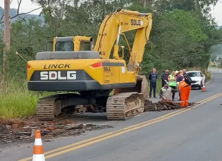 Iniciam-se os trabalhos de recuperação e tapa-buracos na SC 449