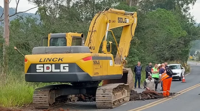Iniciam-se os trabalhos de recuperação e tapa-buracos na SC 449