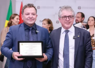 Cirurgião que atende pacientes com necessidades especiais pelo SUS recebe Moção de Aplauso na ALESC