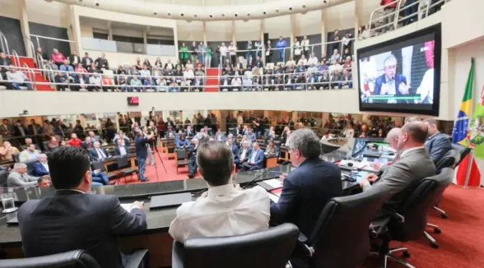 Obras paralisadas: deputados e prefeitos cobram cronograma do Estado