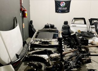 Ferro velho usado para desmanche de veículo é desmantelado pela PM