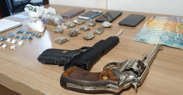 PM prende homem e apreende dois adolescentes por tráfico de drogas em Praia Grande