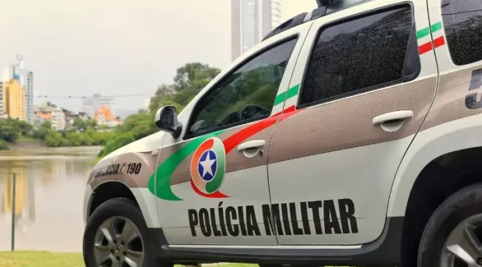 PM de Sombrio detém homem por posse de arma branca e drogas