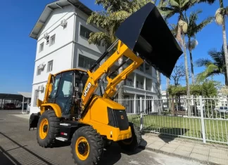 Jacinto Machado: Nova retroescavadeira auxiliará trabalhos de Obras e Agricultura