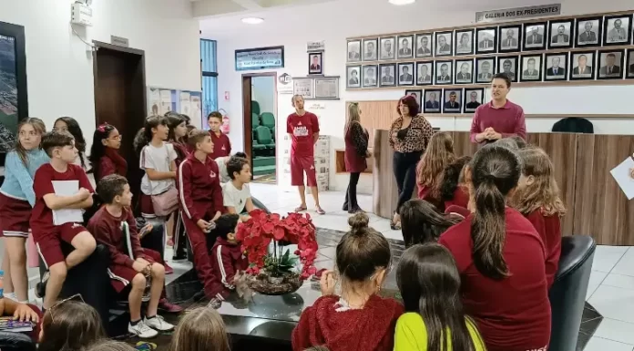 Câmara de Vereadores abre as portas para alunos do colégio IEMES