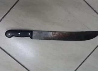 Homem que deu facãozada em vizinho vai à PM para contar sua versão dos fatos