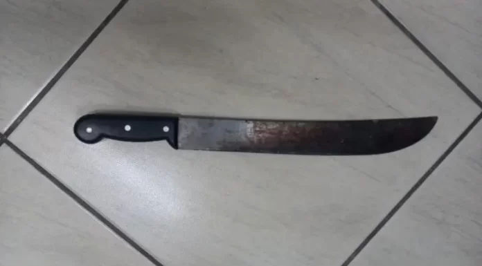 Homem que deu facãozada em vizinho vai à PM para contar sua versão dos fatos