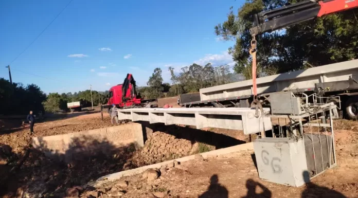 Sombrio instala primeira ponte em parceria com a Devesa Civil