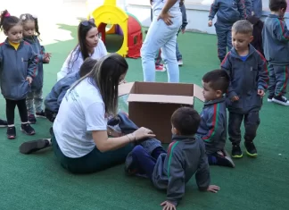 Prefeitura de Sombrio entrega uniformes escolares de inverno