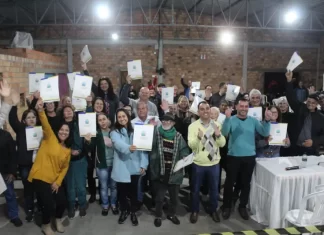Prefeitura de Gaivota e Adehasc entregam escrituras para 76 famílias do bairro Onda Azul