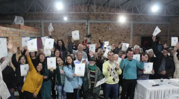 Prefeitura de Gaivota e Adehasc entregam escrituras para 76 famílias do bairro Onda Azul