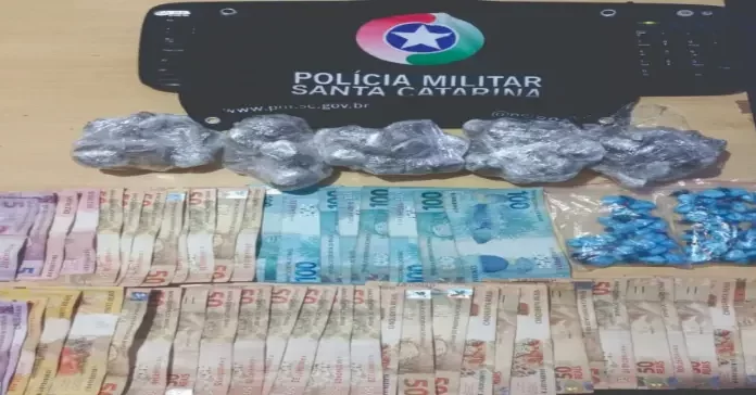 Homem é alvejado por dois tiros em Praia Grande e droga é apreendida