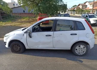Colisão entre moto e carro deixa dois feridos levemente no centro de Sombrio