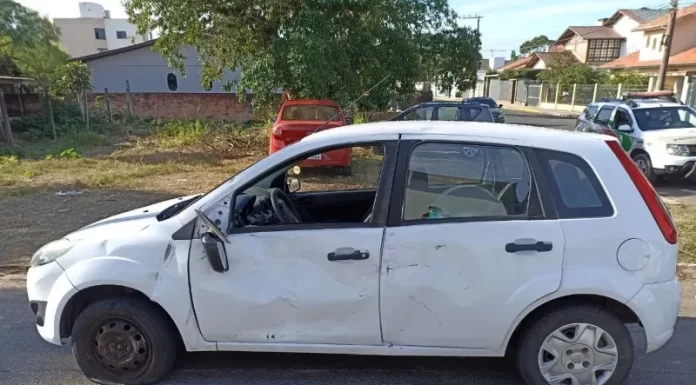 Colisão entre moto e carro deixa dois feridos levemente no centro de Sombrio
