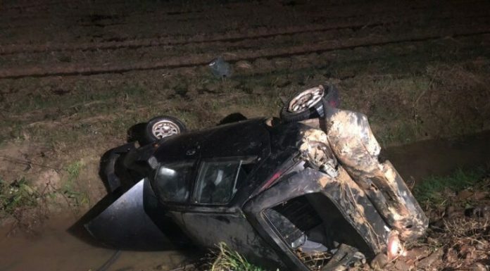Saída de pista seguida de capotamento é registrada em Turvo